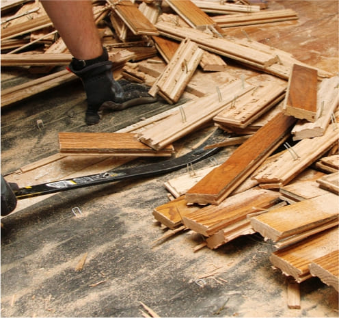 Демонтаж старого деревянного пола 